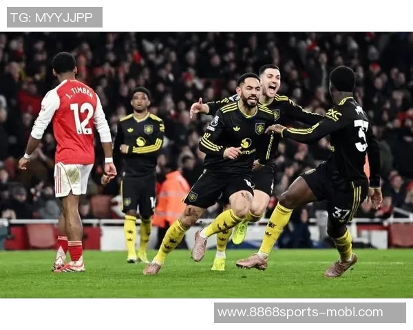 曼联成英超首队在客场对阿森纳打进两记禁区外远射的球队